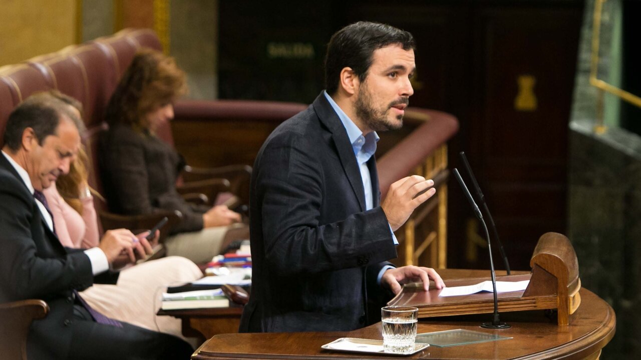 Alberto Garz&oacute;n, en la tribuna de oradores del Congreso de los Diputados.