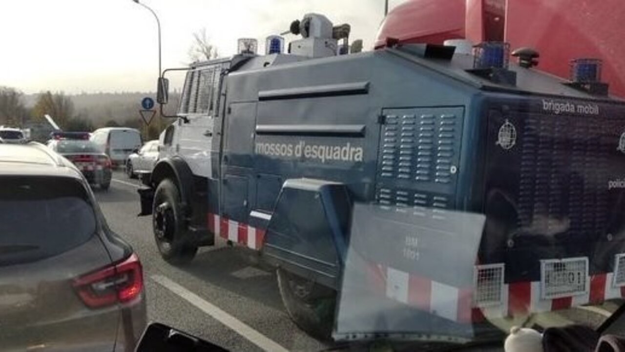 El cami&oacute;n de agua de los Mossos d'Esquadra.
