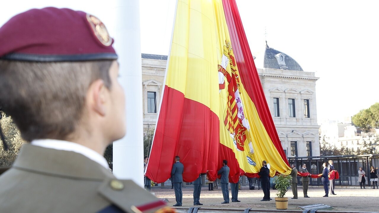 Izado de la bandera de Espa&ntilde;a por militares en la Plaza de Col&oacute;n, en Madrid.