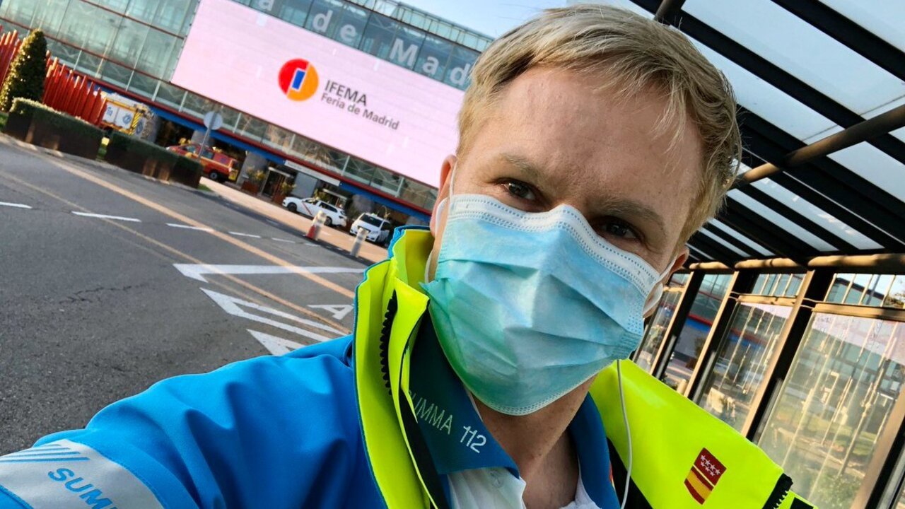 Alberto Arcos, t&eacute;cnico de emergencias del SUMMA 112, a las puertas del Hospital de IFEMA