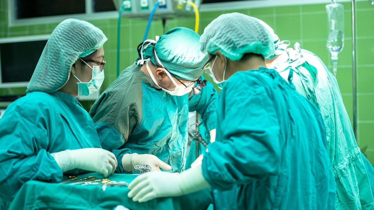 M&eacute;dicos en hospital. Europa Press