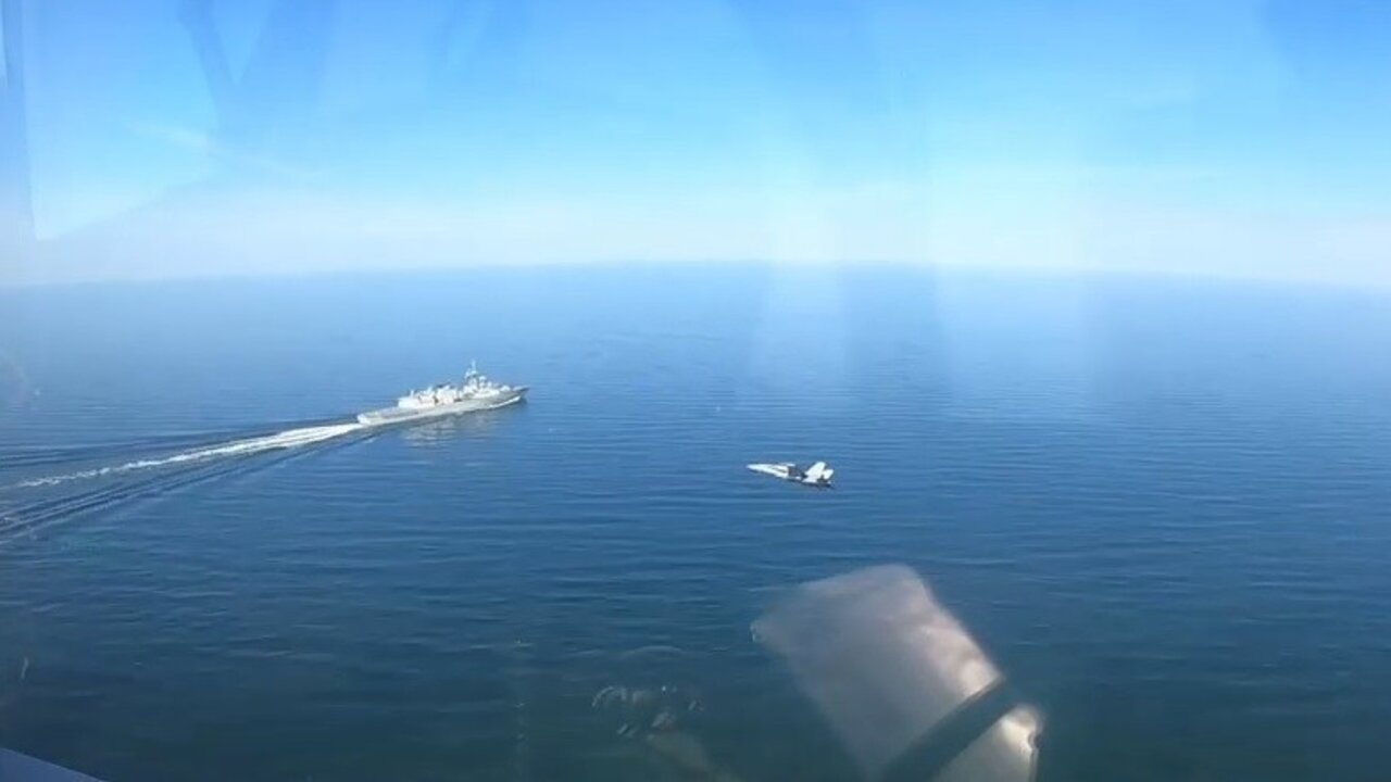 Un F-18 espa&ntilde;ol sobrevuela un buque de la OTAN en el Mar B&aacute;ltico.