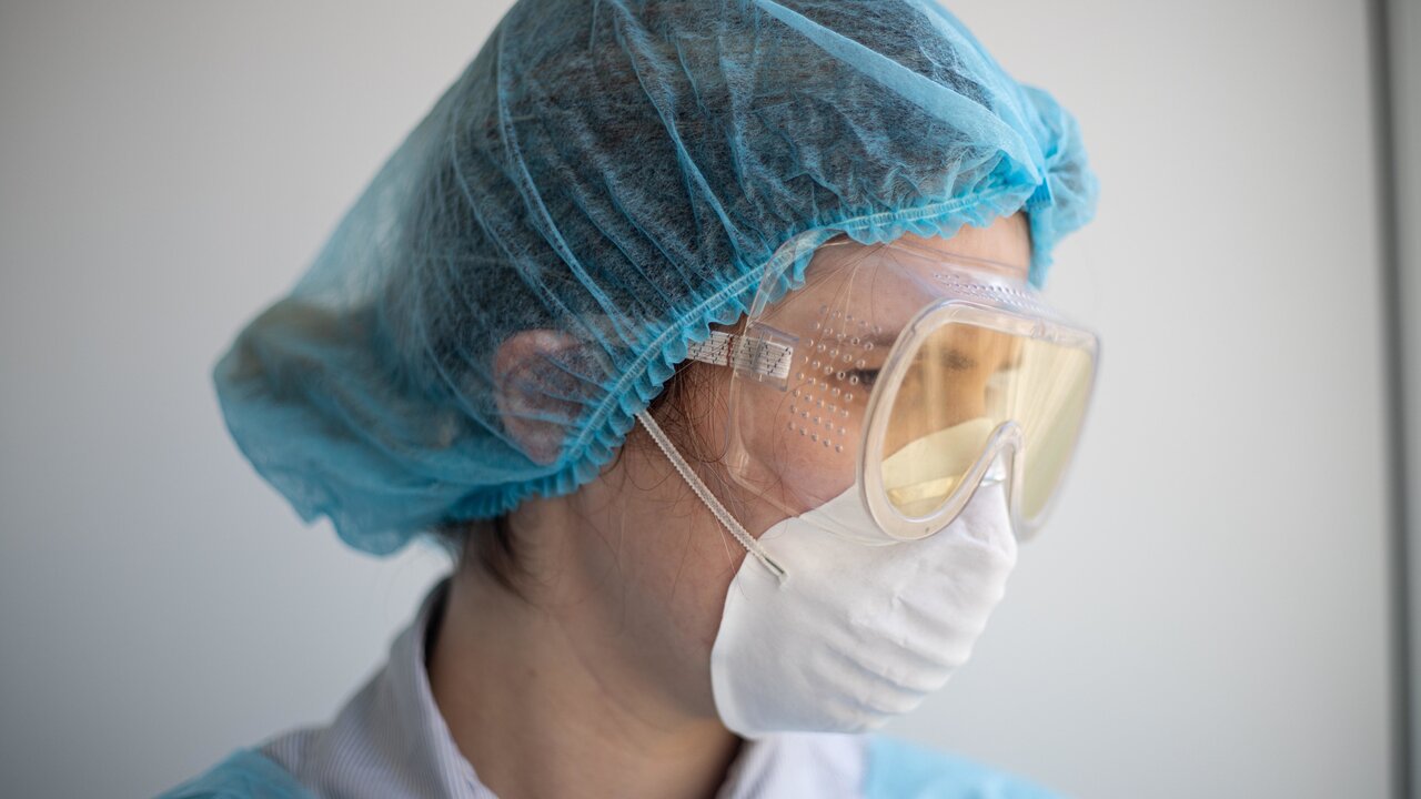 Los estudiantes de enfermer&iacute;a que trabajaron sin titulaci&oacute;n durante la pandemia sobreviven con turnos dobles, sueldos precarios y secuelas psicol&oacute;gicas.