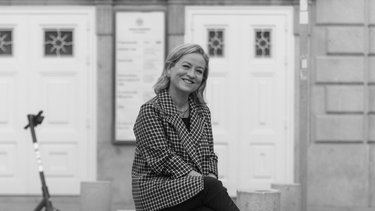 La diputada canaria en la Plaza de Santa Ana, eje de su barrio adoptivo en Madrid. Fotos: Patricio S&aacute;nchez-J&aacute;uregui.