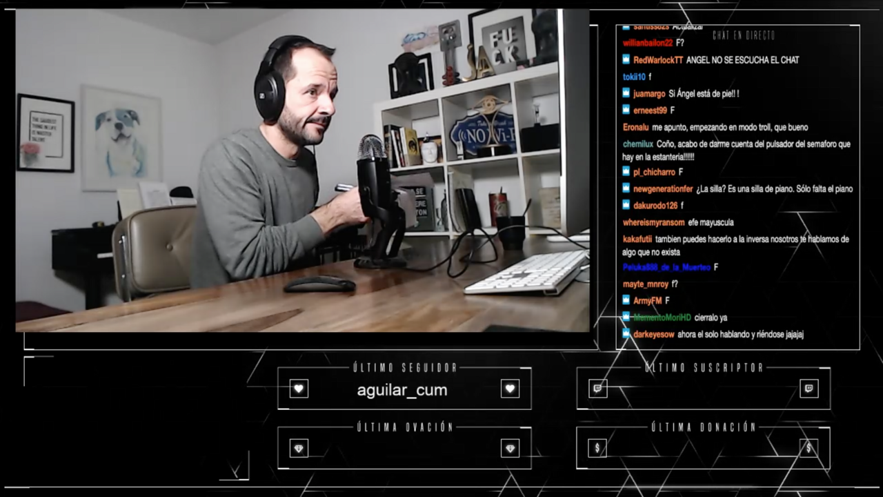 &Aacute;ngel Mart&iacute;n durante la emisi&oacute;n de su informativo en Twitch