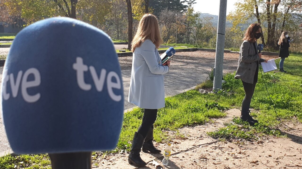 Equipos de RTVE a las puertas de Moncloa