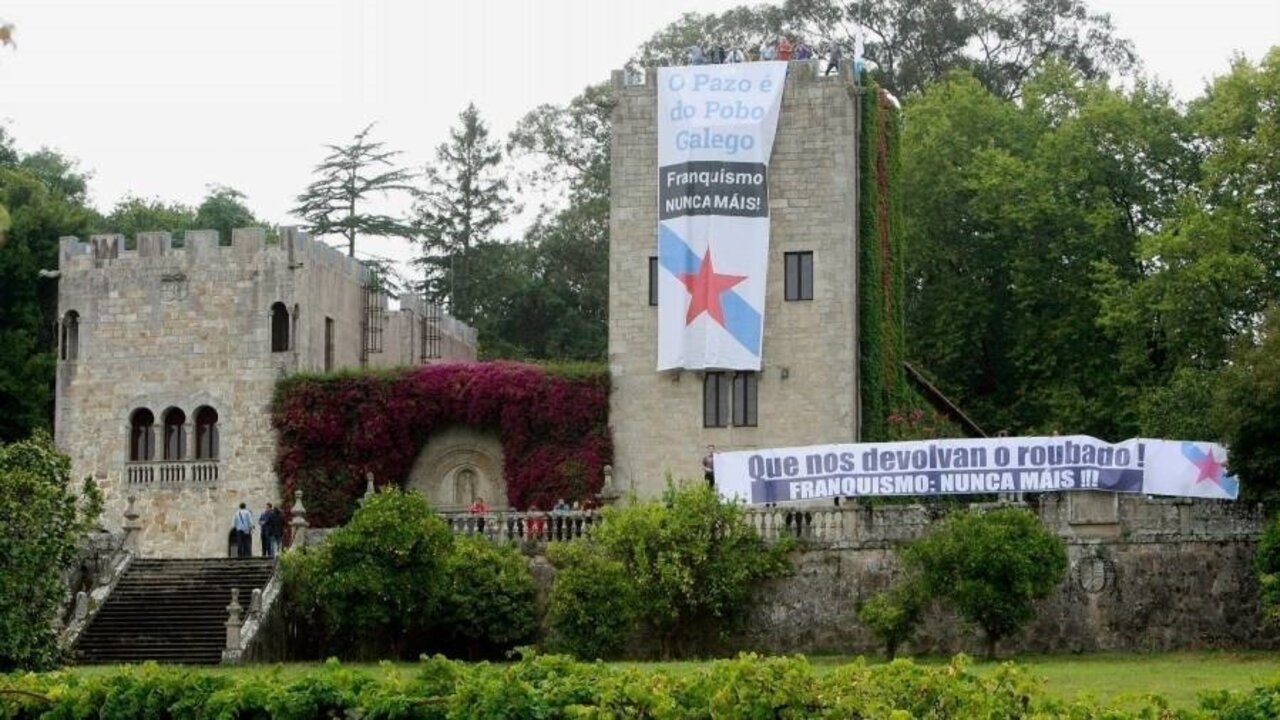 Pancartas desplegadas por el BNG en el Pazo de Meir&aacute;s para reclamar la titularidad p&uacute;blica del inmueble / EP