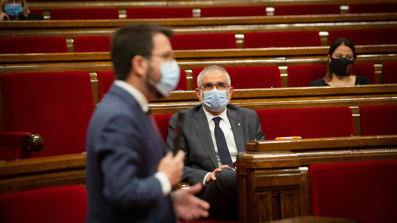 Carlos Carrizosa, candidato a la Generalitat de Ciudadanos, observa la intervenci&oacute;n del President en funciones, Pere Aragon&egrave;s