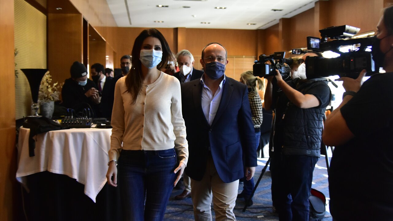 La n&uacute;mero 2 de la lista del PP a las elecciones catalanas y exportavoz de Cs en Catalu&ntilde;a, Lorena Rold&aacute;n (i), acompa&ntilde;ada del presidente del PP en Catalu&ntilde;a, Alejandro Fern&aacute;ndez (d) / EP