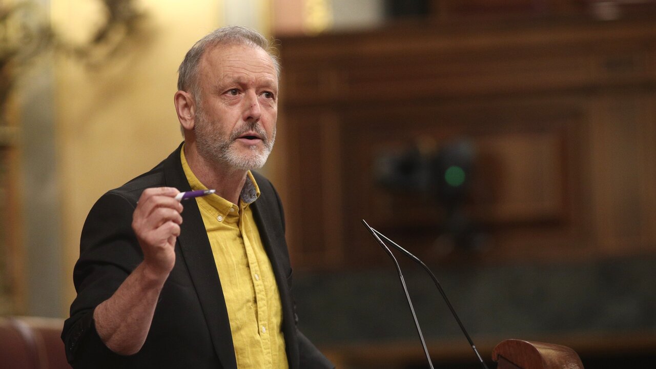 El diputado de Podemos en el Congreso por Vizcaya, Roberto Uriarte, interviene durante la sesi&oacute;n plenaria celebrada en el Congreso de los Diputados en el que se debate el proyecto de ley de Impuesto sobre transacciones financieras