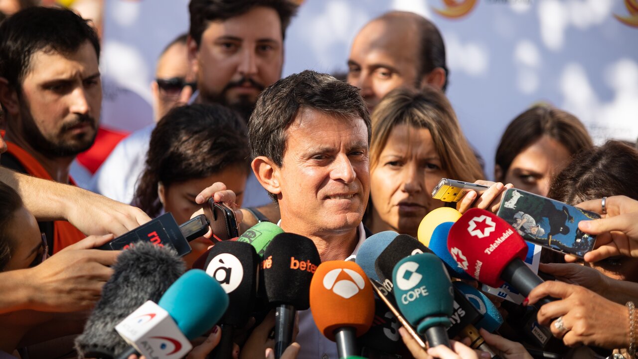 El concejal del Ayuntamiento de Barcelona y exprimer ministro franc&eacute;s, Manuel Valls, atiende a los medios de comunicaci&oacute;n en la manifestaci&oacute;n de Sociedad Civil Catalana