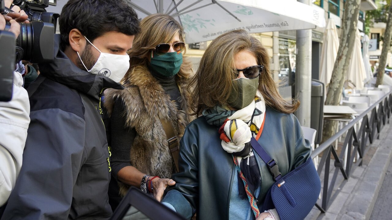 EuropaPress_3375088_mujer_extesorero_pp_luis_barcenas_rosalia_iglesias_sale_domicilio