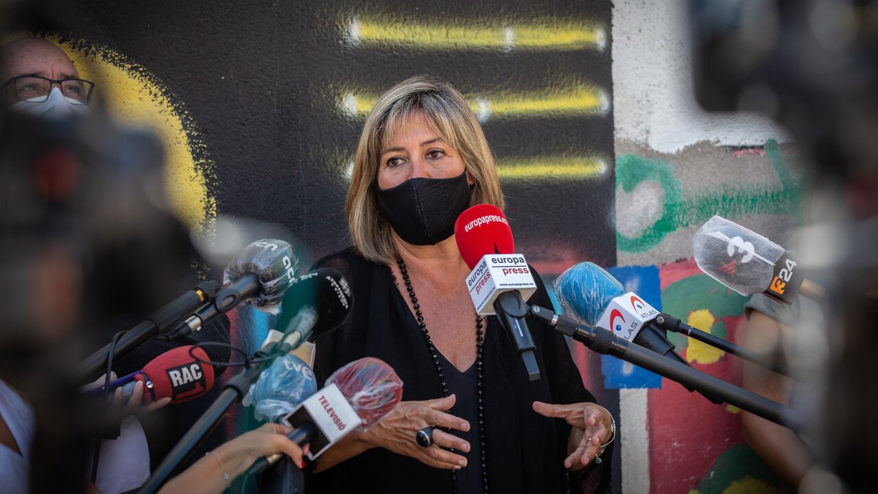 La alcaldesa de L'Hospitalet de Llobregat, N&uacute;ria Mar&iacute;n, realiza declaraciones ante los medios de comunicaci&oacute;n en la escuela Ruyra, en L'Hospitalet de Llobregat