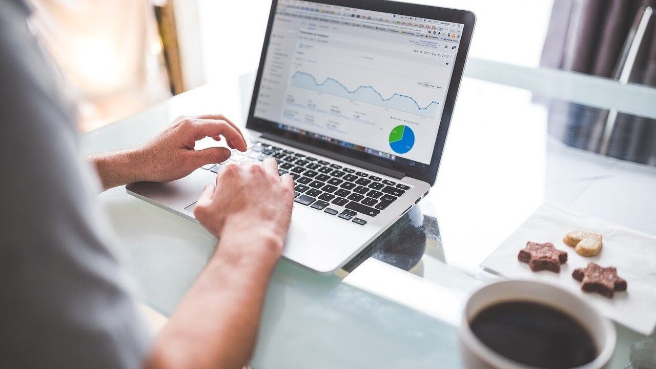 Un hombre visita Google Analytics.