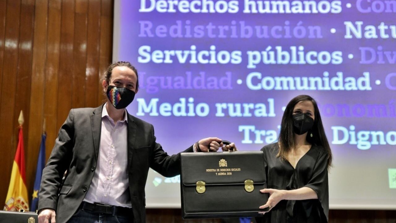 Pablo Iglesias entrega el malet&iacute;n de ministro a Ione Belarra.