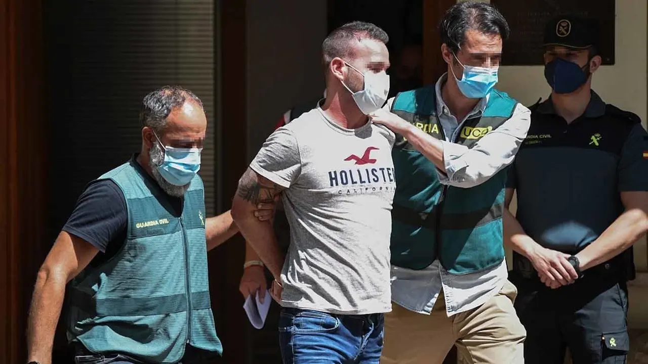 David S., detenido en relación con la desaparición de la joven Wafaa, es escoltado por agentes de la Guardia Civil a su salida del cuartel Carcaixent, de 17 de junio de 2021, en Carcaixent, Valencia, Comunidad Valenciana (España). La Guardia Civil detuvo ayer en el municipio valenciano de Manuel a David S., de 30 años de edad, por su presunta participación en la desaparición de la joven Wafaa Sebbah, quien fue vista por última vez en noviembre de 2019 en la localidad de Carcaixent. El cadáver de la chica, de 19 años en 2019, ha sido encontrado cuando se cumplirán 24 horas de la detención de este hombre por su presunta implicación en la desaparición de la joven vecina de la Pobla Llarga. El cuerpo estaba en un pozo de una finca de la familia del detenido, en esta misma localidad.
17 JUNIO 2021;CRIMEN;VIOLENCIA DE GÉNERO;ASESINATO;MACHISMO
Jorge Gil / Europa Press
17/6/2021