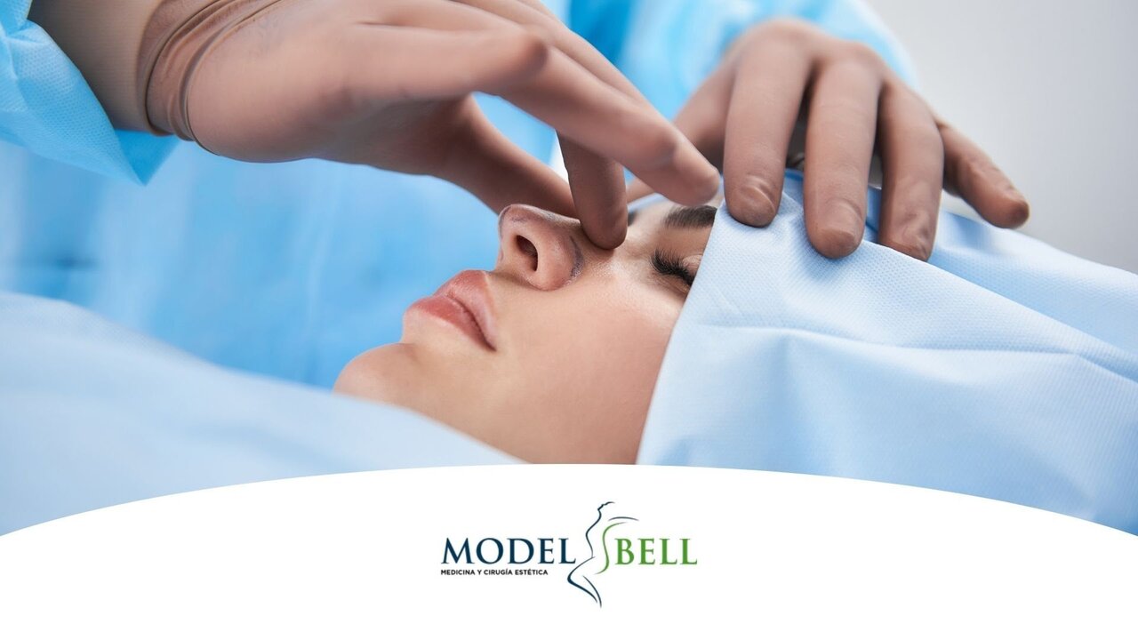 Una mujer se somete a una rinoplastia.