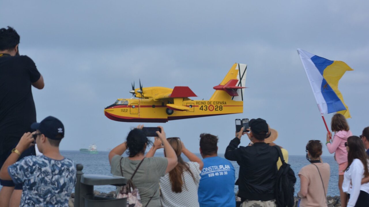 Hidroavi&oacute;n amerizando en las Palmas de Gran Canaria para carga de agua
