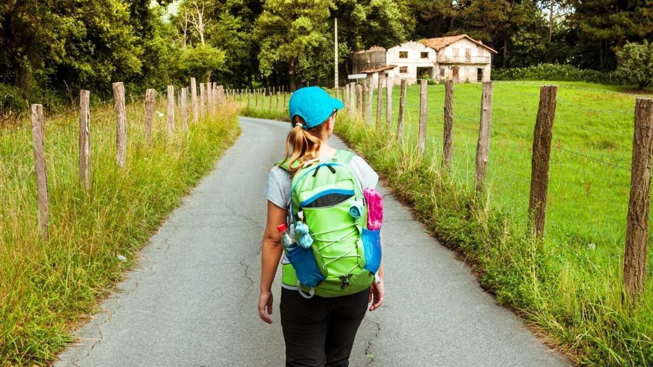 Un peregrino por el Camino de Santiago.