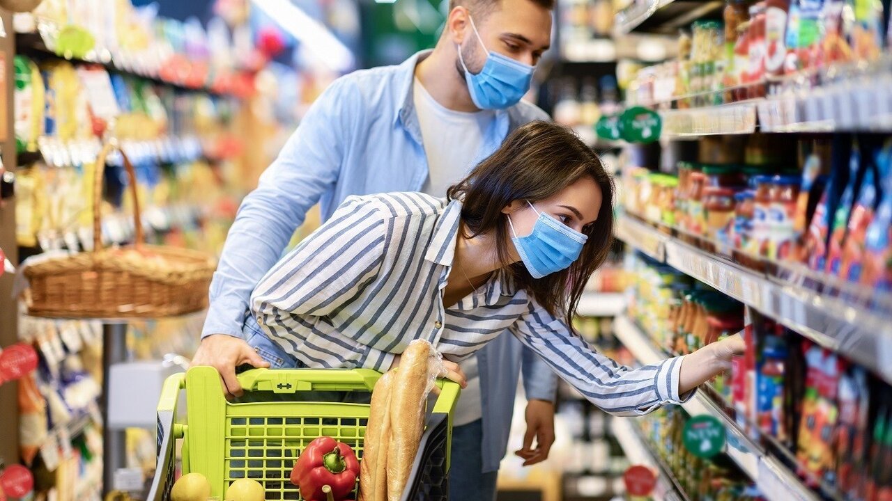 Consumidores en un supermercado