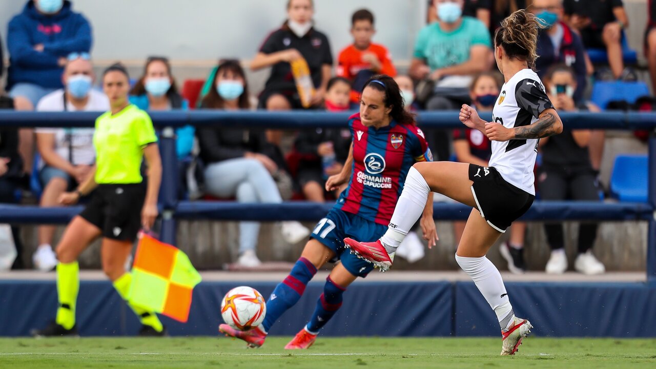 Alba Redondo y Esther Mart&iacute;n en el derbi valenciano del pasado fin de semana | Europa Press