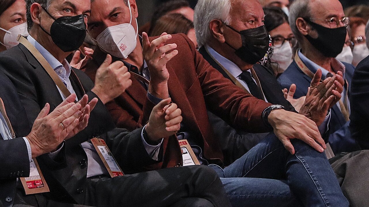 El expresidente del Gobierno, Jos&eacute; Luis Rodr&iacute;guez Zapatero, el presidente del Gobierno, Pedro S&aacute;nchez y el expresidente del Gobierno, Felipe Gonz&aacute;lez, participan en el acto de apertura oficial, enmarcado en la segunda jornada del 40 Congreso Federal del PSOE