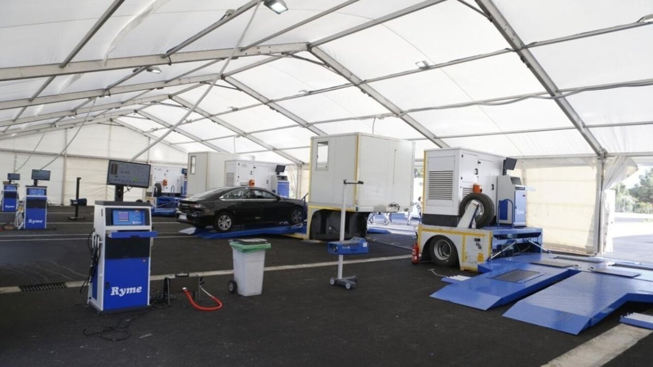 Archivo - La nueva estaci&oacute;n m&oacute;vil para la inspecci&oacute;n t&eacute;cnica de veh&iacute;culos (ITV) de Magaluf, en Calvi&agrave;.