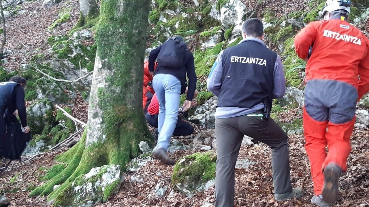 Localizan un posible 'zulo' antiguo de ETA en Ataun.