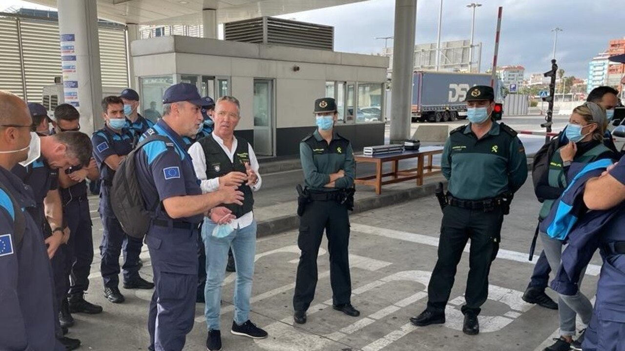 Guardias civiles y alumnos de Frontex, en el puerto de Algeciras.