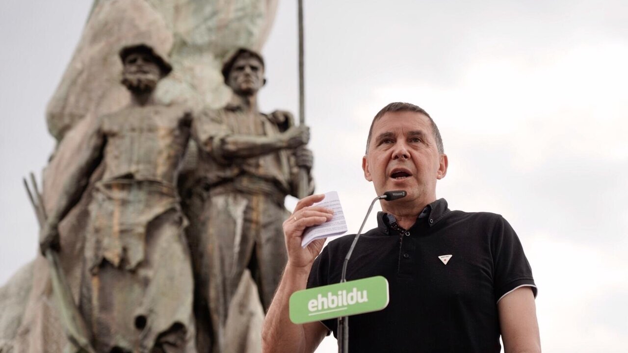 Archivo - El coordinador de EH Bildu, Arnaldo Otegi, realiza declaraciones en Portugalete (Bizkaia)