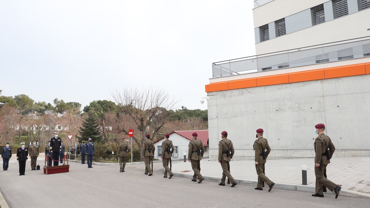 El rey Felipe VI (i) durante una visita programada al mando conjunto del Ciberespacio en la Base de Retamares, en Pozuelo de Alarc&oacute;n, Madrid, (Espa&ntilde;a), a 18 de febrero de 2021.