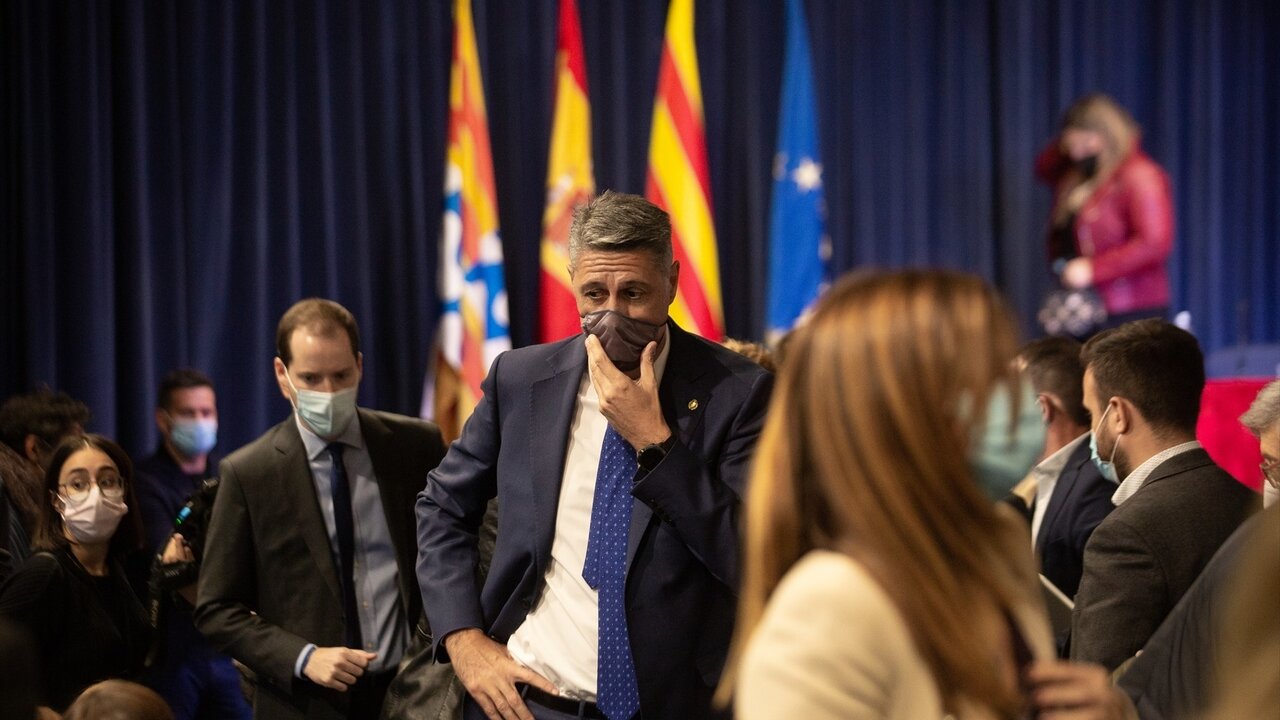 El exalcalde de Badalona, Xavier Garc&iacute;a Albiol, a su salida del pleno extraordinario para debatir la propuesta de moci&oacute;n de censura a la alcald&iacute;a, en el Ayuntamiento de Badalona, el 8 de noviembre de 2021.