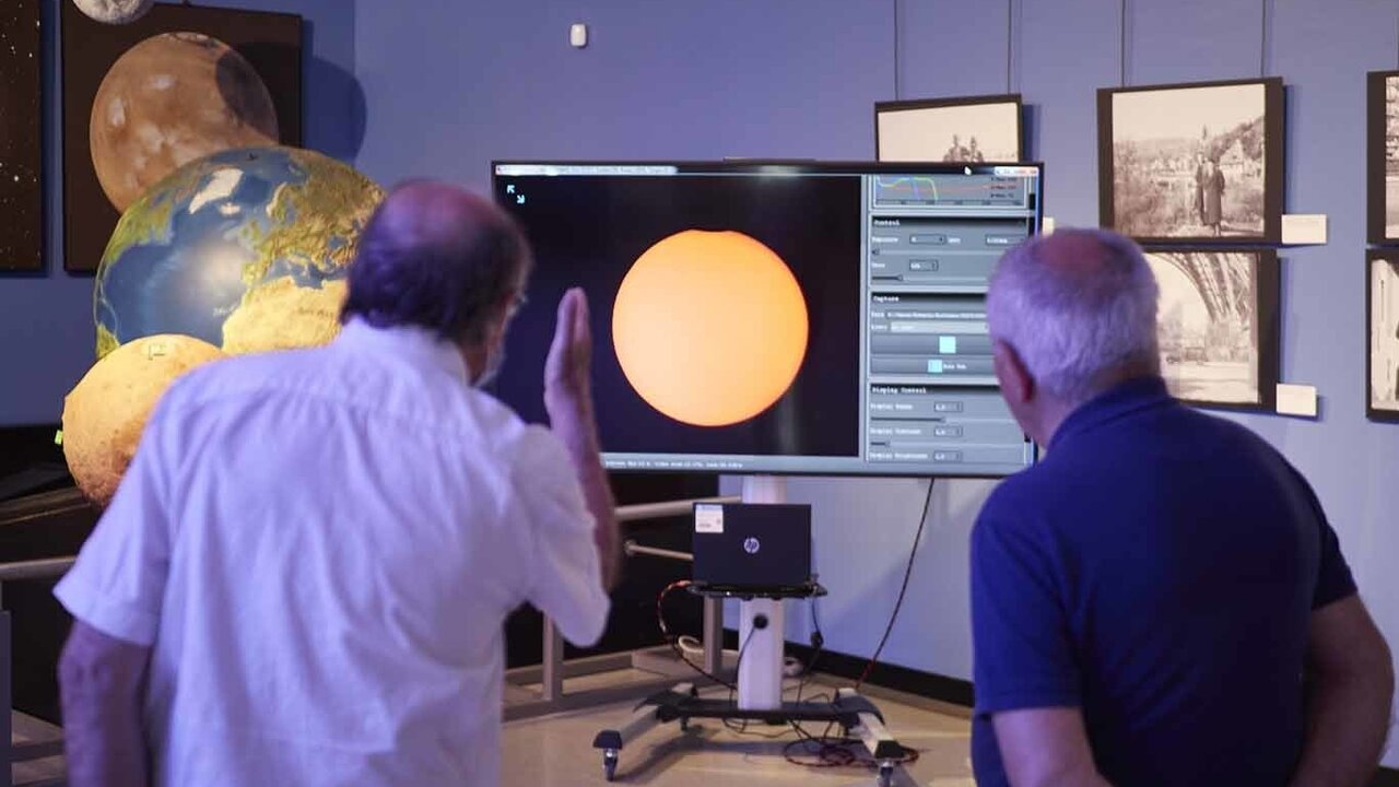 Dos hombres observan una proyecci&oacute;n del eclipse solar en el Planetario de Pamplona, a 10 de junio de 2021, en Pamplona, Navarra (Espa&ntilde;a)