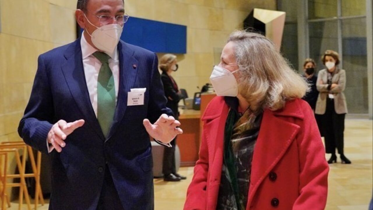 La vicepresidenta primera y ministra de Asuntos Econ&oacute;micos y Transformaci&oacute;n Digital, Nadia Calvi&ntilde;o, y el presidente de Iberdrola, Ignacio Gal&aacute;n, en la cena organizada en torno al plenario 'European Round Table for Industry'.