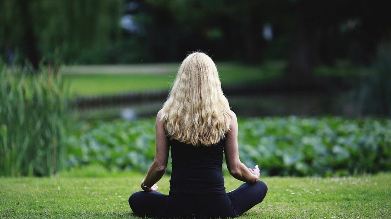 Una persona meditando.