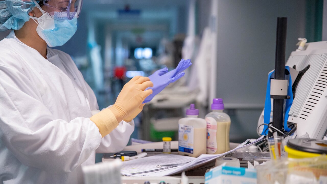 El Hospital Clinic de Barcelona, el Hospital Universitario de Cruces de Bilbao y la Azienda Ospedale-Universit&agrave; de Padua realizan un exitoso tranplante renal entre tres parejas de donantes y pacientes.