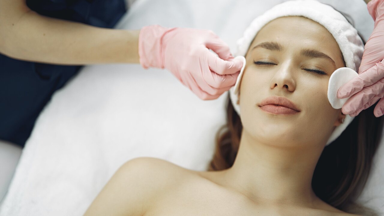 Una paciente de una cl&iacute;nica de medicina est&eacute;tica.
