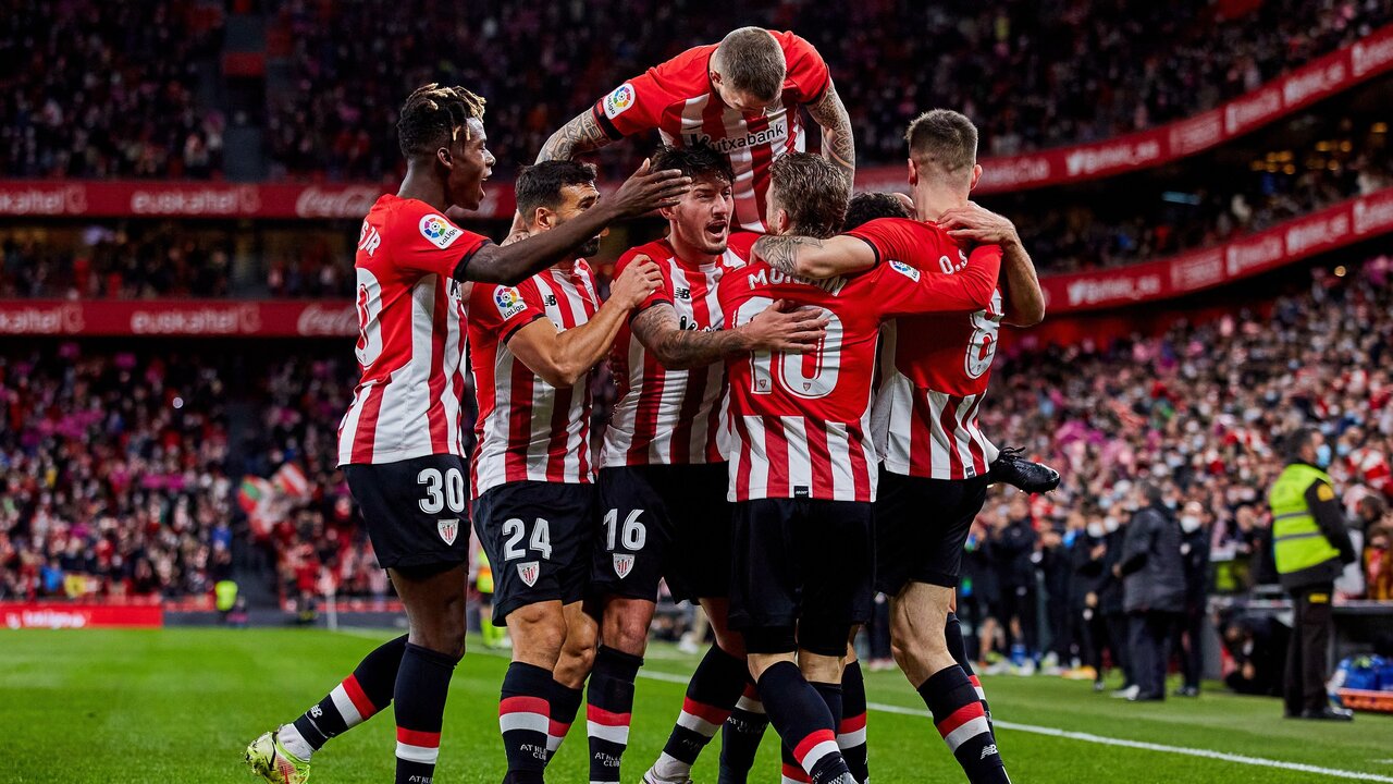 Raul Garcia of Athletic Club celebrates his goal with teammates during the Spanish league, La Liga Santander, football match played between Athletic Club and Granada CF at San Mames stadium on November 26, 2021 in Bilbao, Spain.    