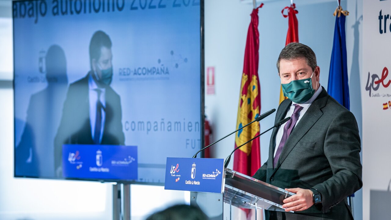 Alc&aacute;zar de San Juan (Ciudad Real), 10 de enero de 2022.- El presidente de Castilla-La Mancha, Emiliano Garc&iacute;a-Page, presenta, junto a los agentes sociales, la &acute;Estrategia de Impulso al Trabajo Aut&oacute;nomo&acute;. En el Centro de Formaci&oacute;n DEVIS. (Fotos: D. Esteban Gonz&aacute;lez // JCCM)