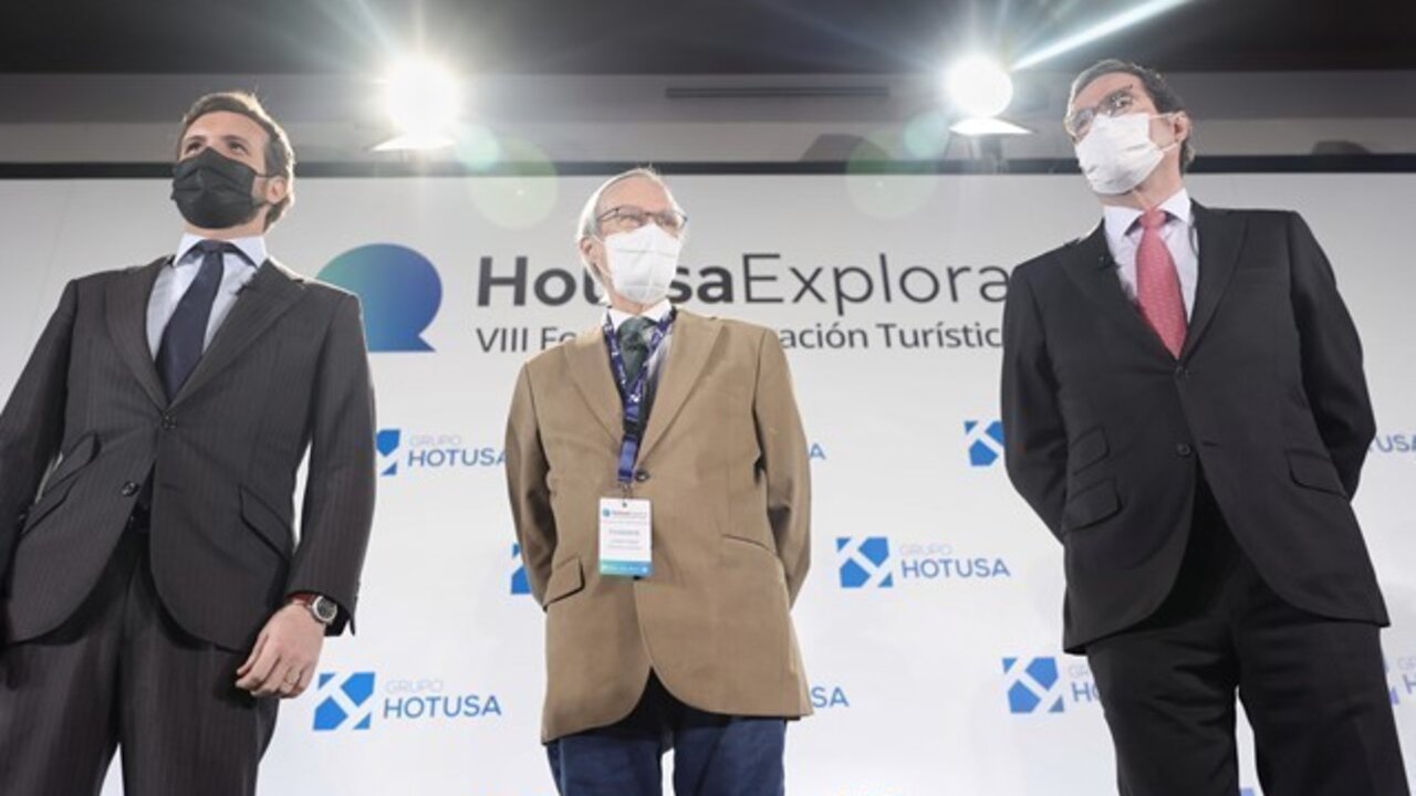 El presidente del PP, Pablo Casado; el exministro Josep Piqu&eacute; y el presidente de la CEOE, Antonio Garamendi, posan en la inauguraci&oacute;n oficial de la VIII edici&oacute;n del Foro de Innovaci&oacute;n Tur&iacute;stica de Hotusa.
