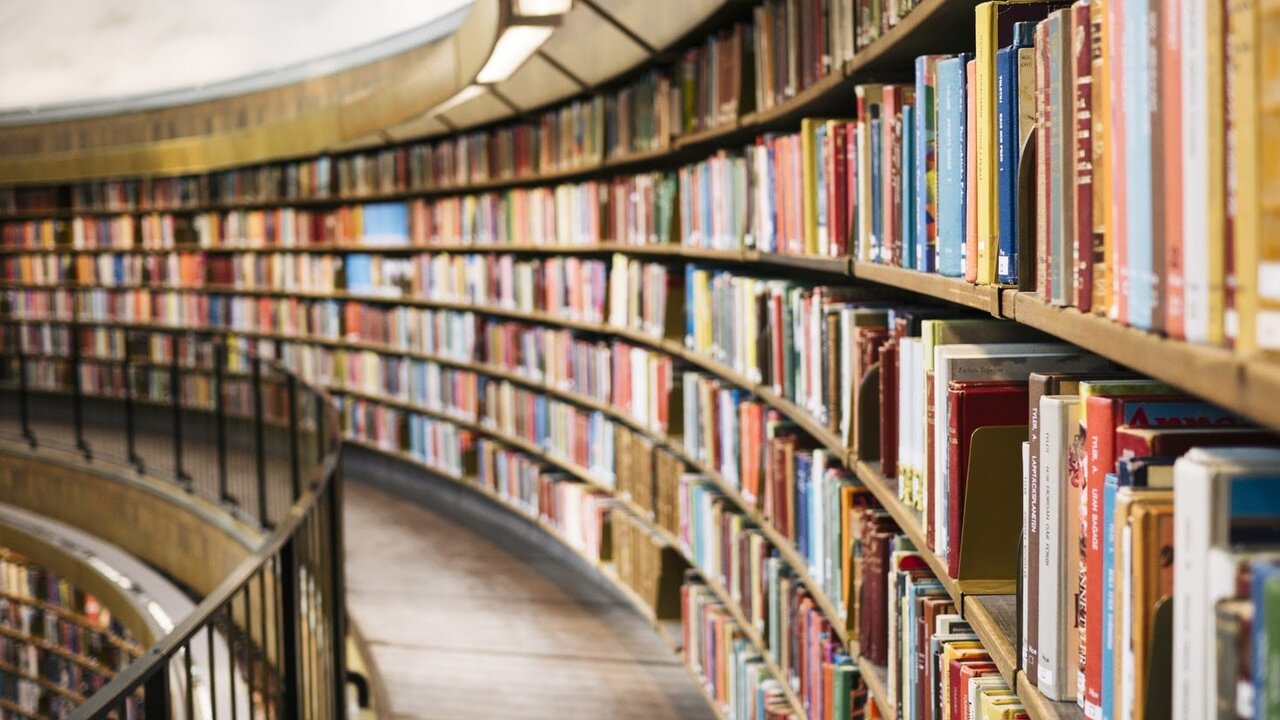 Libros en una biblioteca.