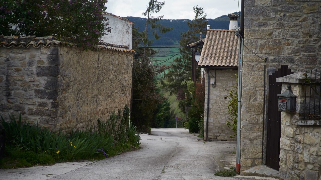 Calle vacia en Oric&aacute;in, Navarra