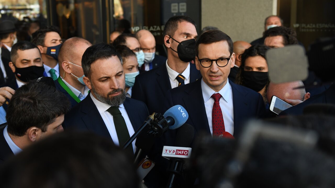El presidente de Vox, Santiago Abascal (i), y el primer ministro de Polonia, Mateusz Morawiecki (d), realizan una intervenci&oacute;n ante los medios durante la cumbre celebrada este fin de semana.