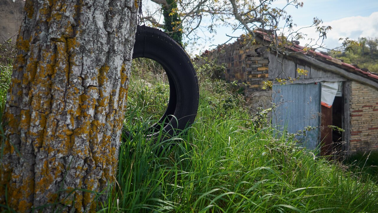 Detalle de pueblo abandonado en el Valle de Ezcabarte, Navarra