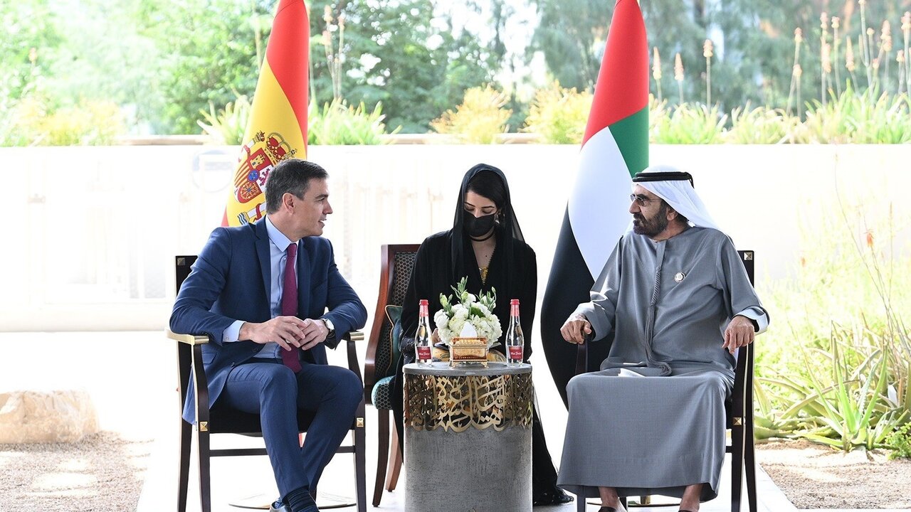 Pedro S&aacute;nchez y el emir de Dub&aacute;i (Foto: Pool Moncloa / Borja Puig de la Bellacasa).