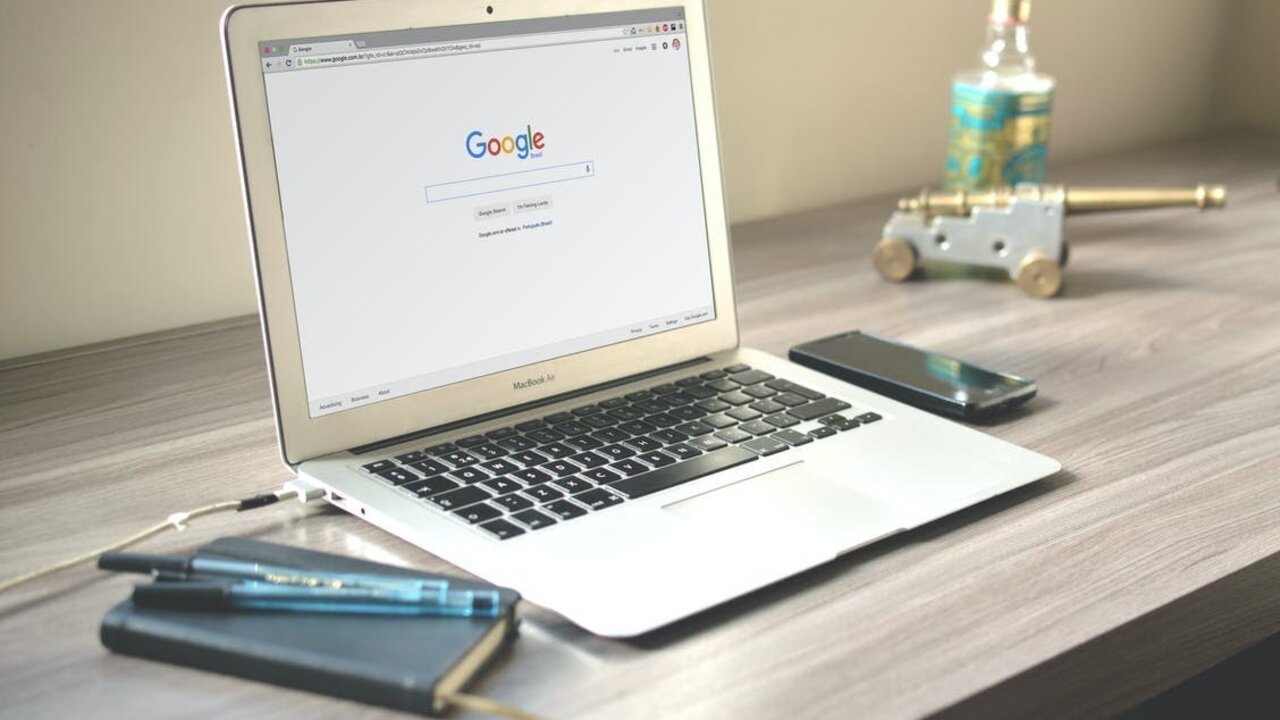 Un ordenador mostrando Google en la pantalla.