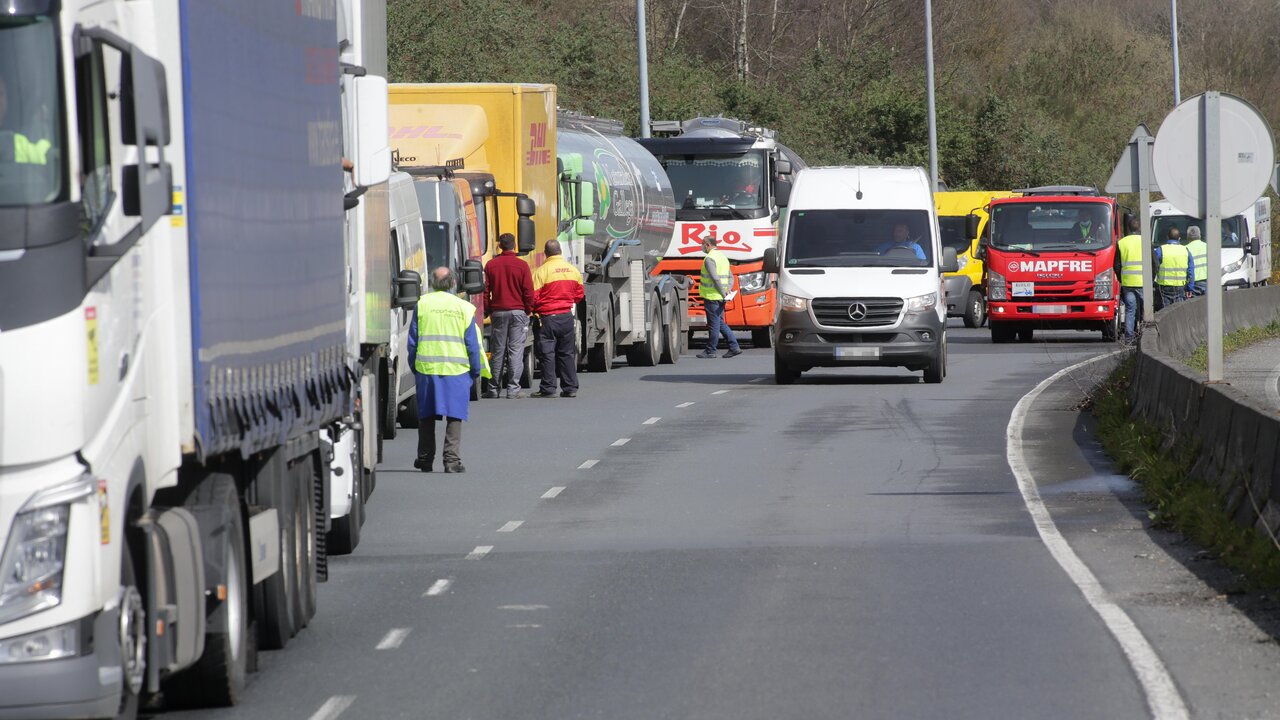 Lugo. Paro nacional en el transporte de mercancias por carretera. El paro, con un seguimiento muy dispar en seg&uacute;n qu&eacute; localidades, se convoca para protestar contra los elevad&iacute;simos precios del combustible y para exigir ayudas al Gobierno. En la imagen, camiones parados en el arc&eacute;n en uno de los accesos al Pol&iacute;gono de O CEAO en la ma&ntilde;ana del lunes 14 de marzo