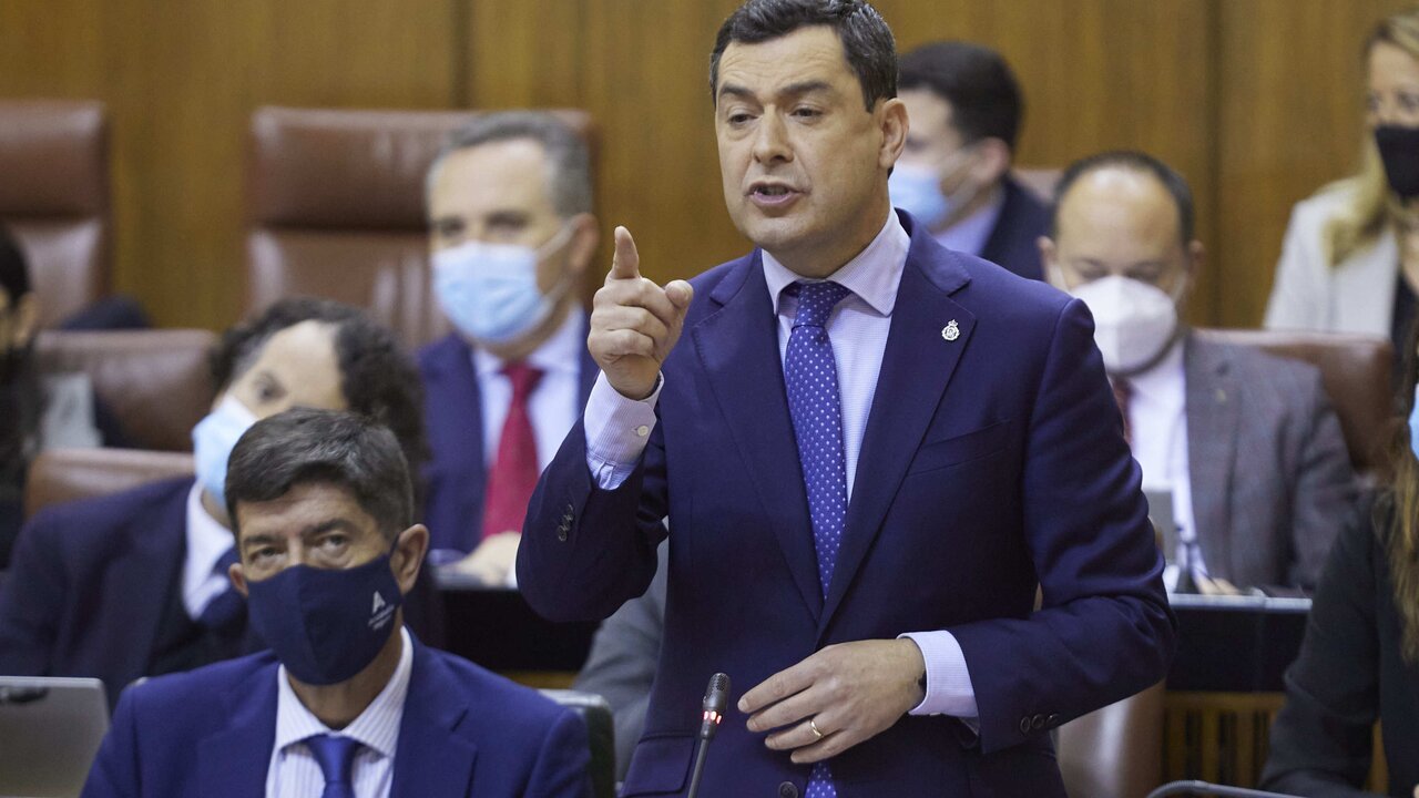 El presidente de la Junta, Juanma Moreno, durante la sesi&oacute;n plenaria ordinaria en el Parlamento de Andaluc&iacute;a, a 24 de marzo de 2022 en Sevilla (Andaluc&iacute;a, Espa&ntilde;a)

