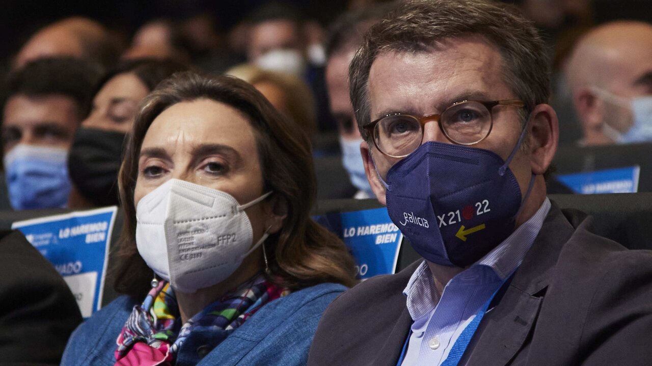 El presidente de la Xunta de Galicia y candidato a la presidencia del PP,  Alberto N&uacute;&ntilde;ez Feij&oacute;o, y la portavoz del PP en el Congreso de los Diputados y futura secretaria general del partido, Cuca Gamarra, en el Palacio de Congresos y Exposiciones de Sevilla (FIBES) para participar en el XX Congreso extraordinario del PP, a 1 de abril de 2022, en Sevilla, Andaluc&iacute;a (Espa&ntilde;a). El Partido Popular encumbrar&aacute; en este congreso a Alberto N&uacute;&ntilde;ez Feij&oacute;o como nuevo l&iacute;der del Partido Popular. El congreso abrir&aacute; tambi&eacute;n una "nueva etapa" despu&eacute;s de la profunda crisis que ha terminado con el liderazgo del hasta ahora presidente de la formaci&oacute;n conservadora, quien tendr&aacute; un discurso de despedida en ese c&oacute;nclave.