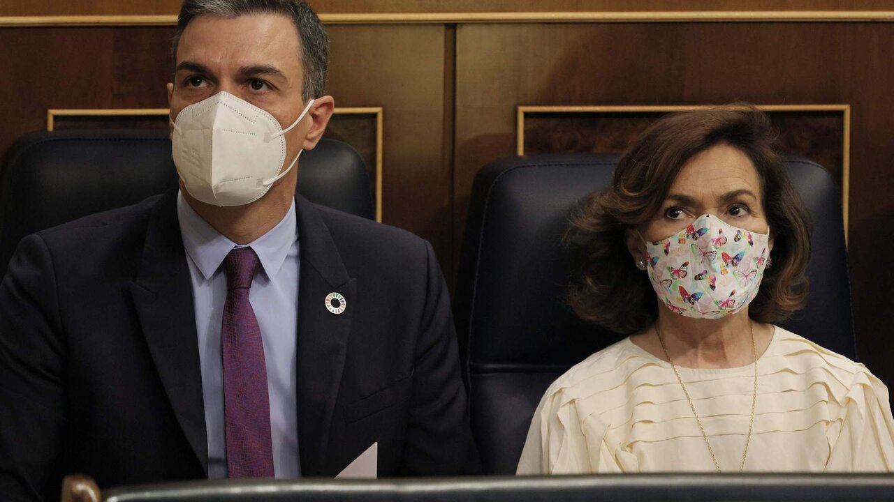 El presidente del Gobierno, Pedro S&aacute;nchez, y la ex vicepresidenta primera del Gobierno, Carmen Calvo, en una imagen de archivo.